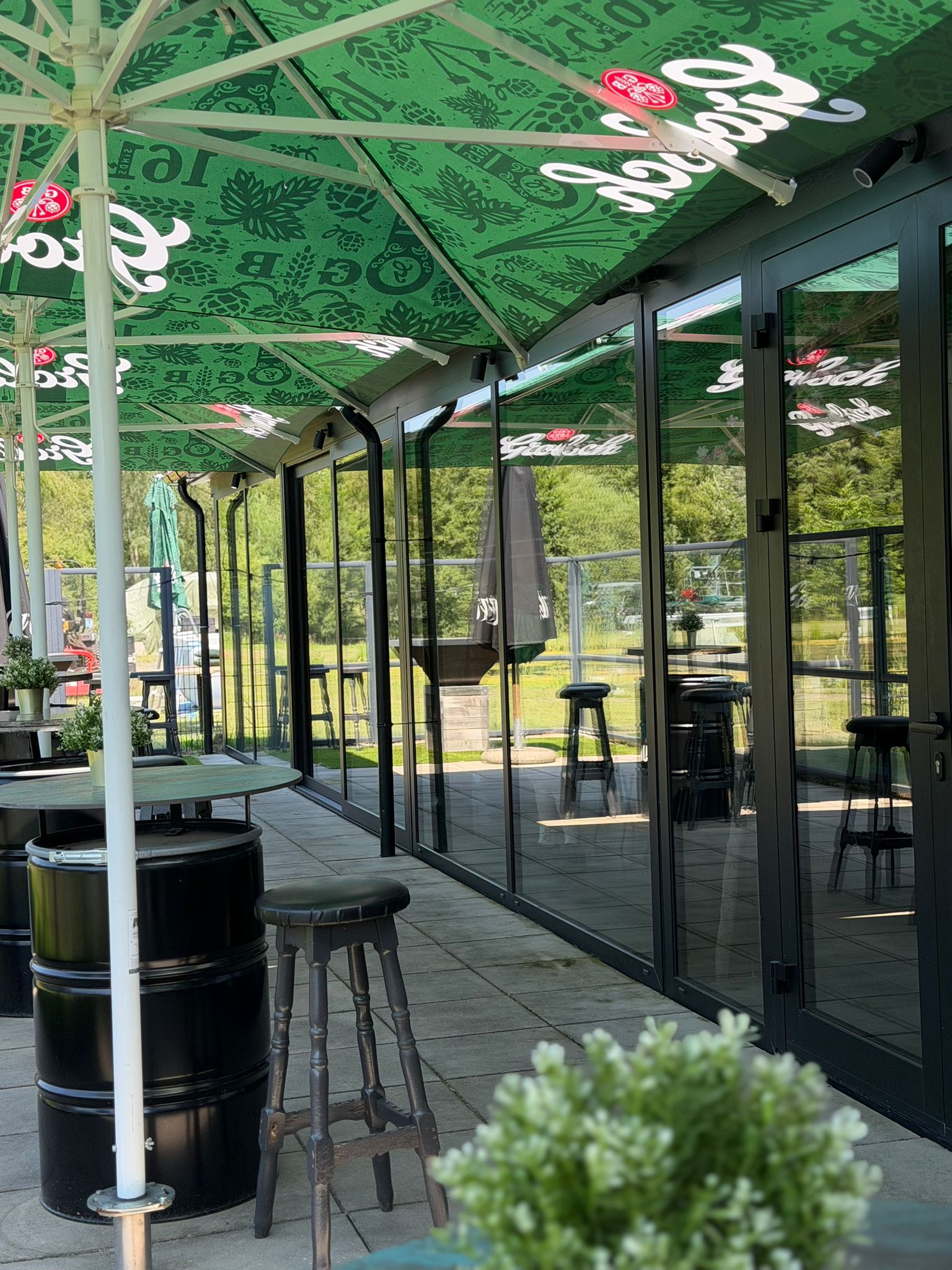 Glazen bedrijfsgevel met groene raamdecoratie